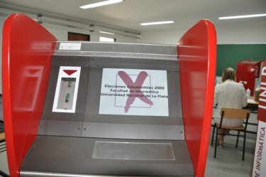 Imagen de una urna de boto electrónico usada en las elecciones estudiantiles