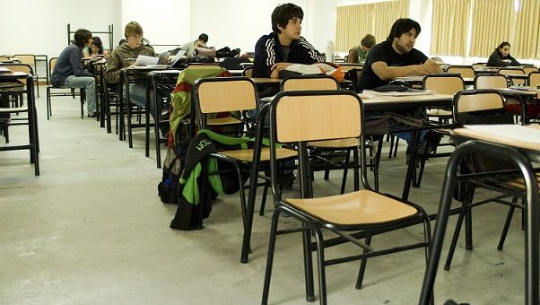 Imagen aula de la facultad donde hay alumnos cursando