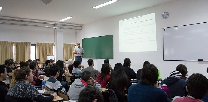 Imagen profesor dando una clase en un aula de la facultad