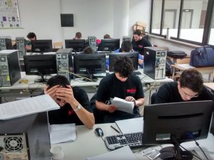 Foto de alumnos en la sala de PC de la facultad