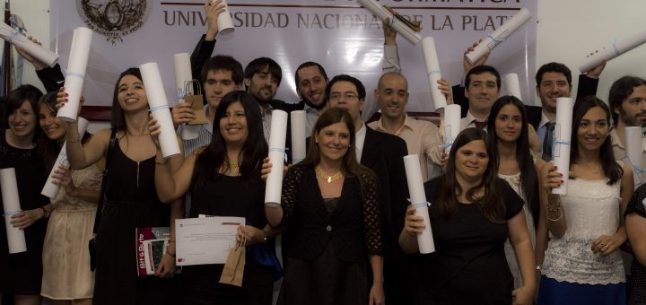 imagen de alumnos con sus diplomas en el acto de colacion