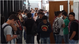 Imagen pasillo de la facultad con varios alumnos parados