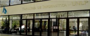 Fotografía de la entrada a la facultad