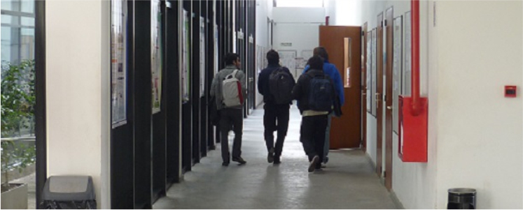 Imagen alumnos caminado por el pasillo de la facultad