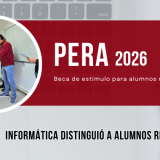 "PERA 2026, beca de estímulo para alumnos regulares. Docentes entregando reconocimiento a estudiantes en un aula de informática."
